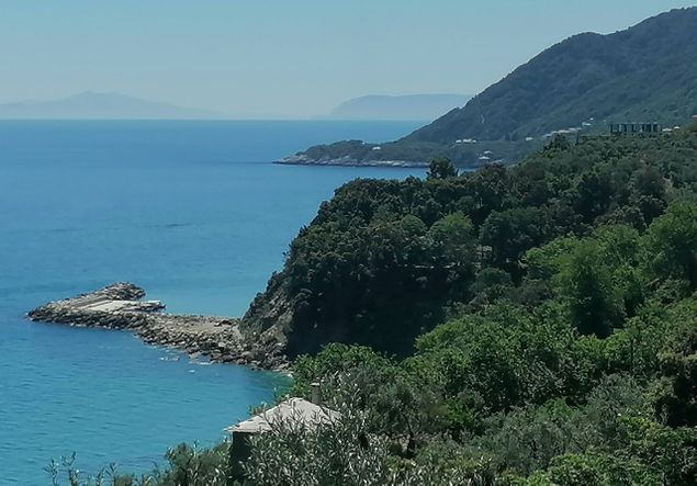 Blick Richtung Hafen von Agios Ioannis und Damouchari